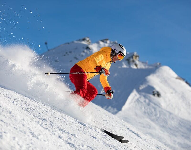 high-on-the-slopes-elevating-your-skiing-experience-with-cannabis_featured_photo
